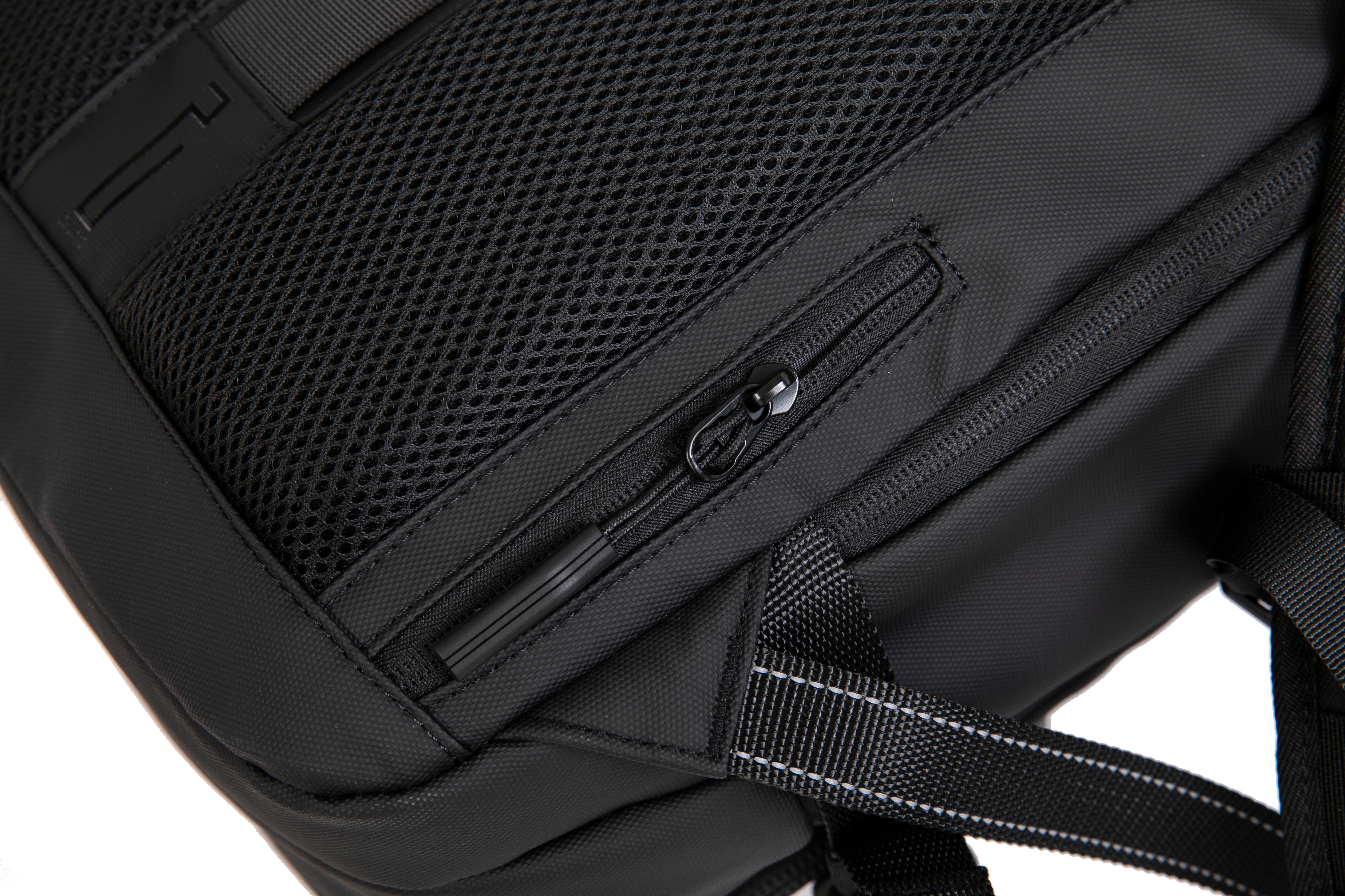 Vacuum compressible backpack – With or without pump