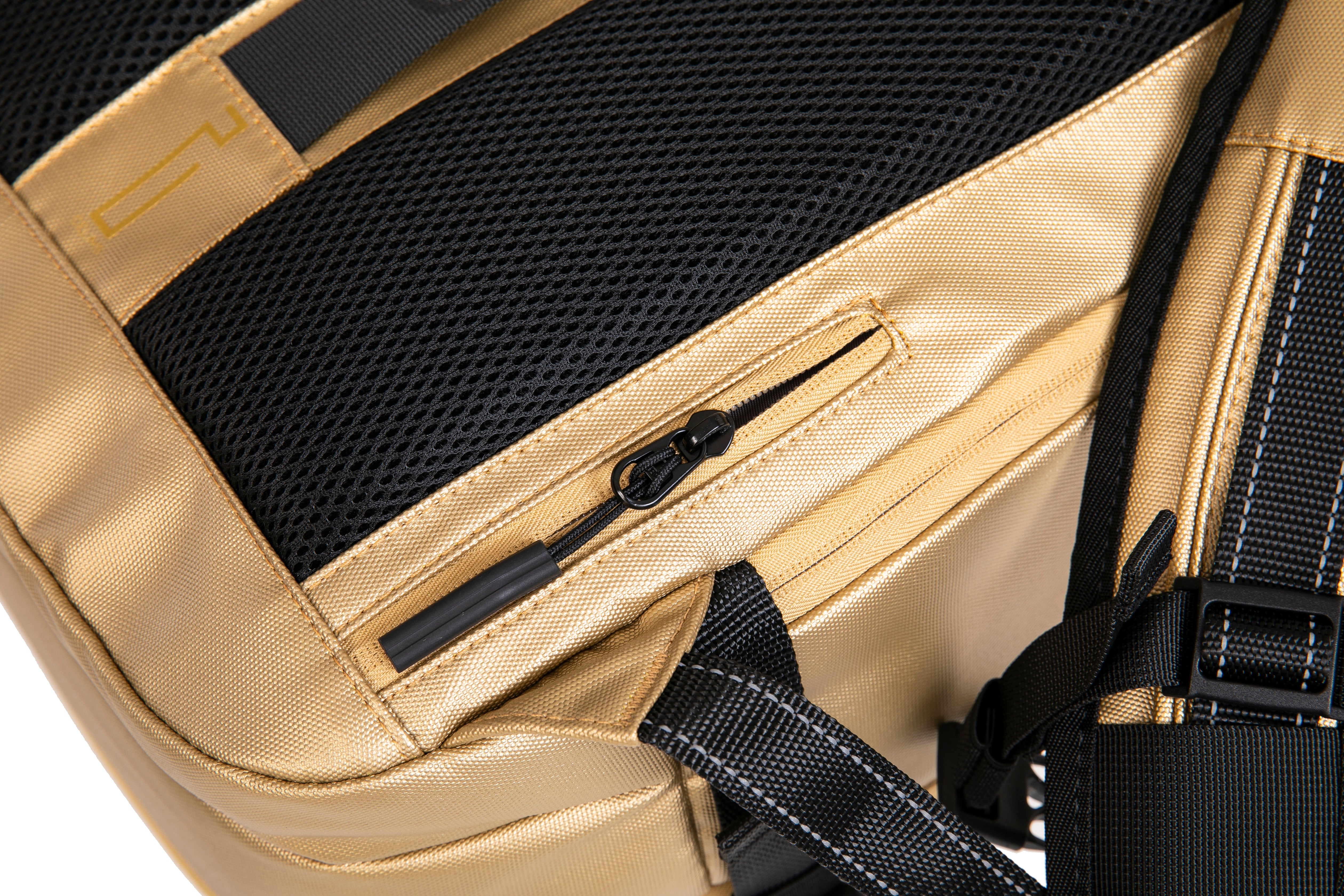 Vacuum compressible backpack – With or without pump
