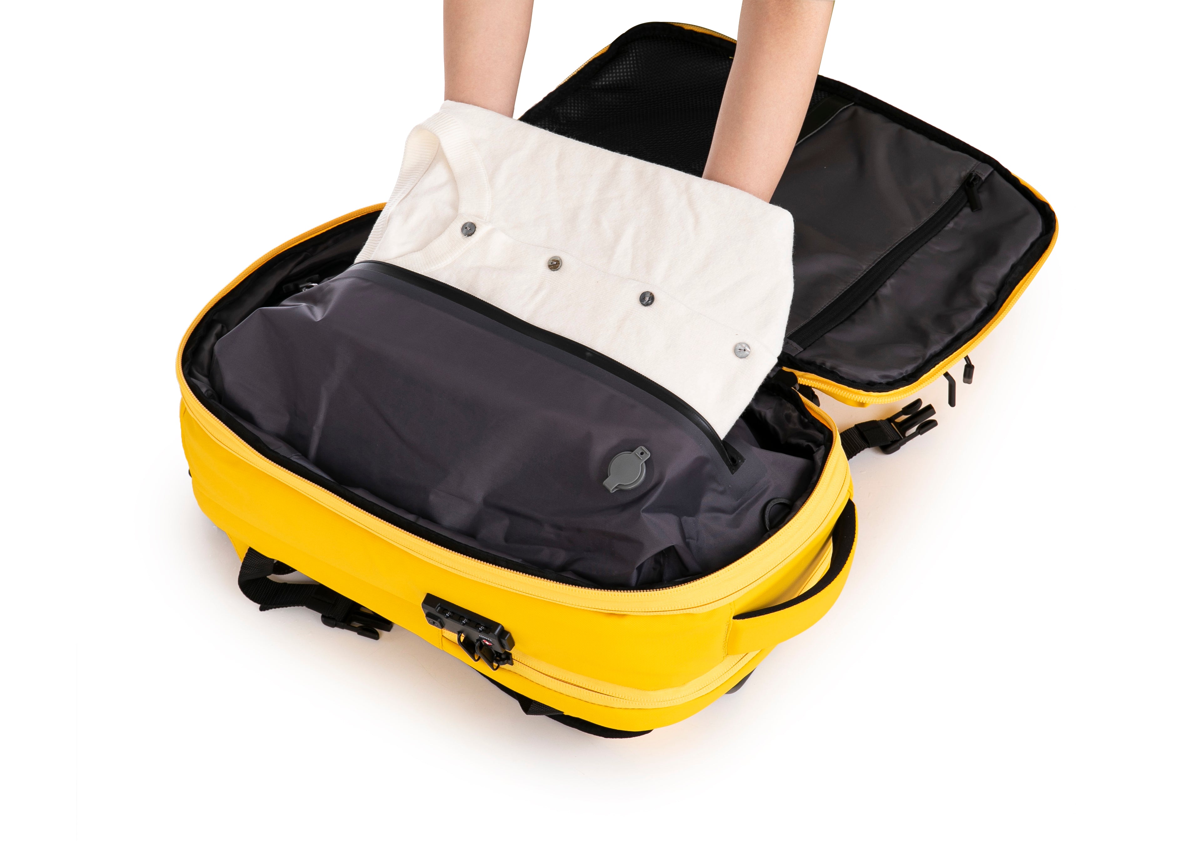 Vacuum compressible backpack – With or without pump