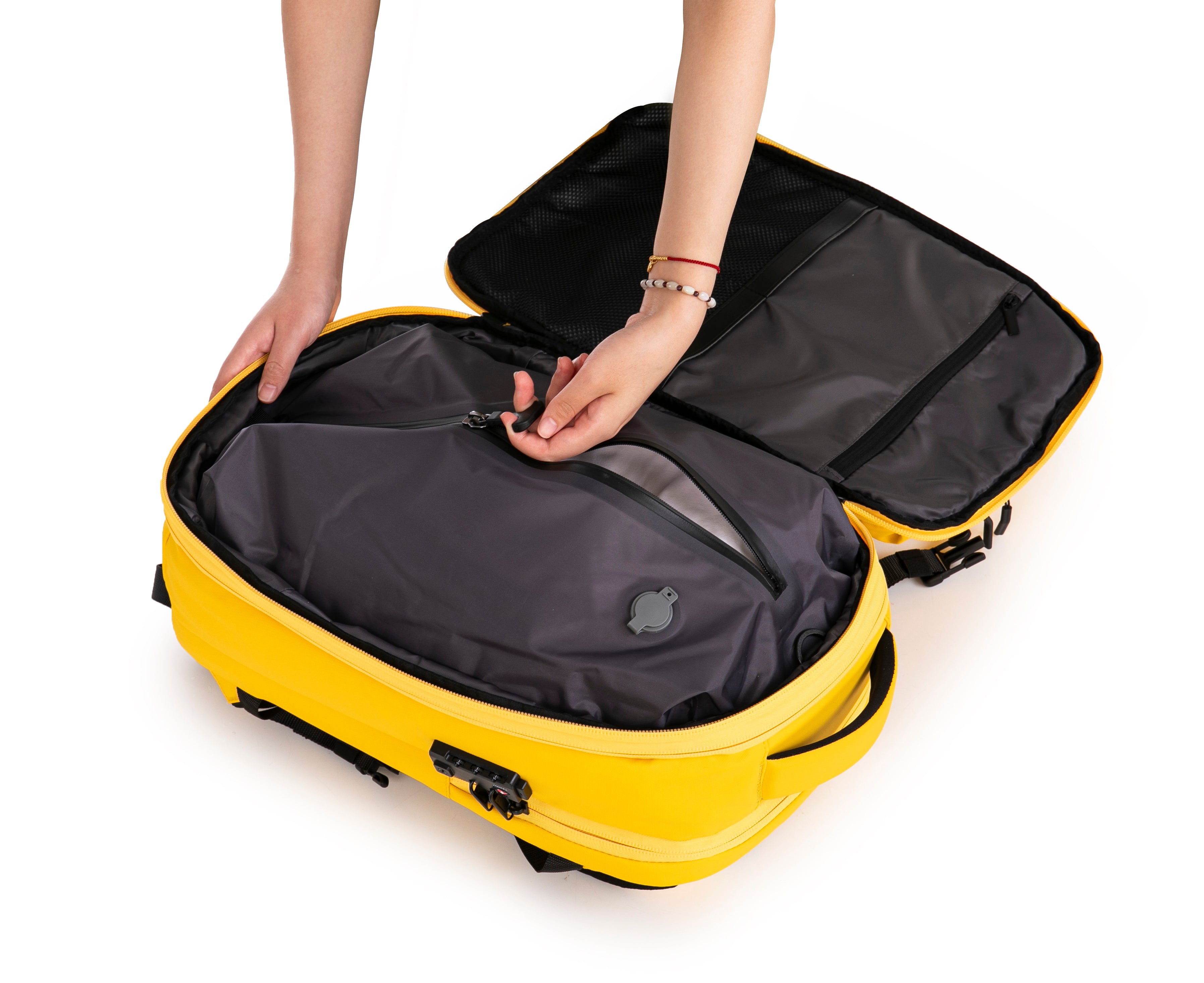 Vacuum compressible backpack – With or without pump