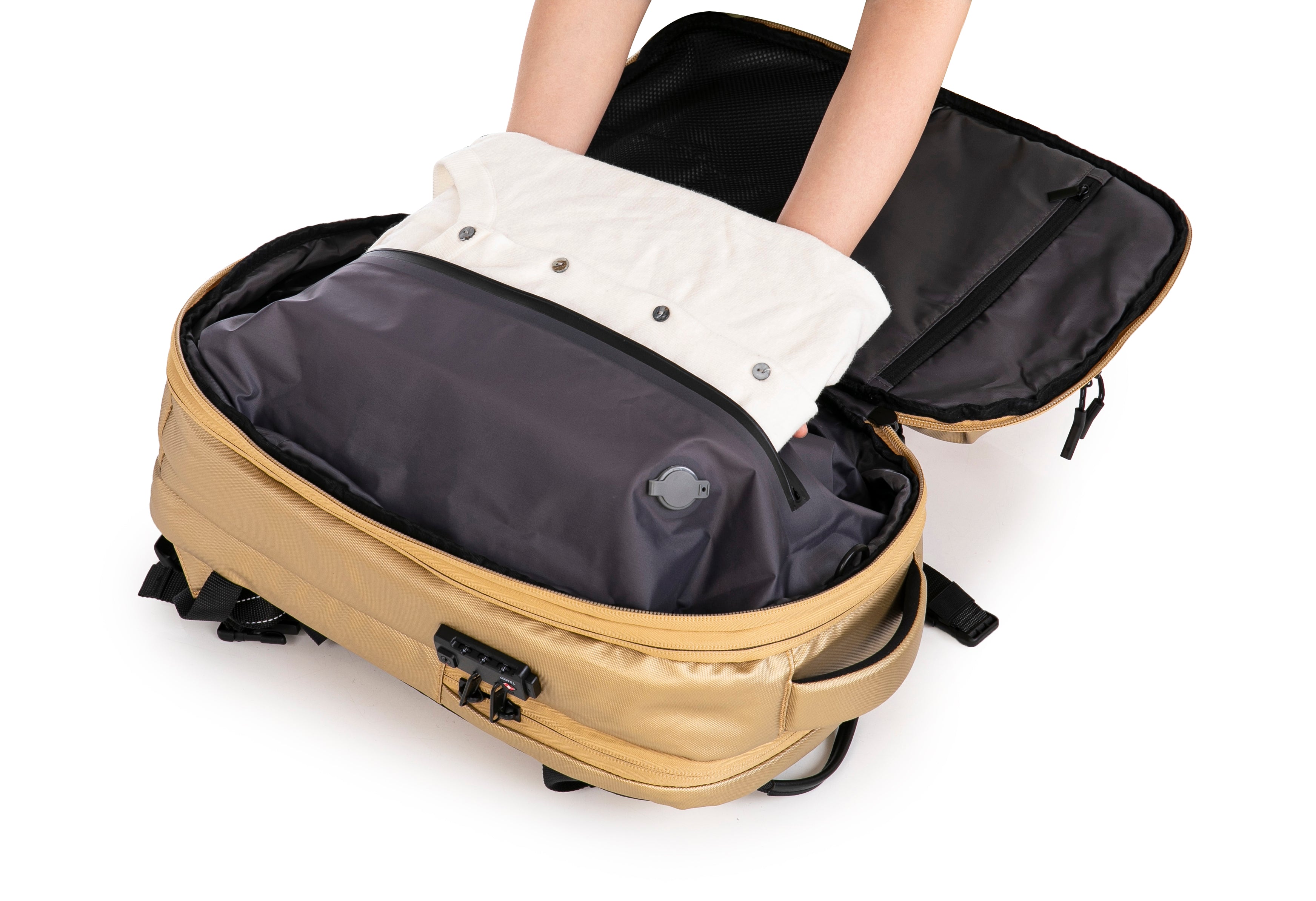 Vacuum compressible backpack – With or without pump