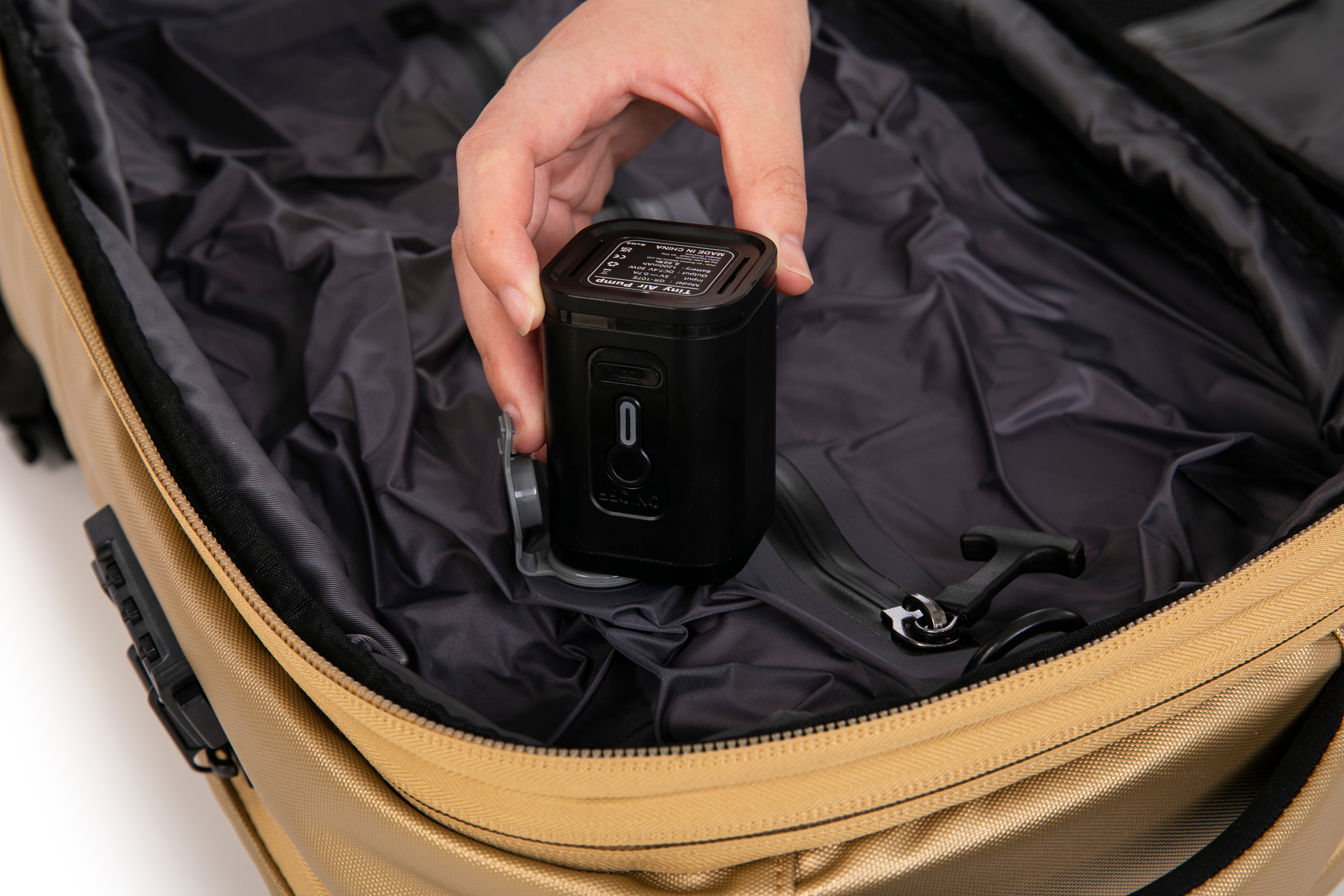 Vacuum compressible backpack – With or without pump