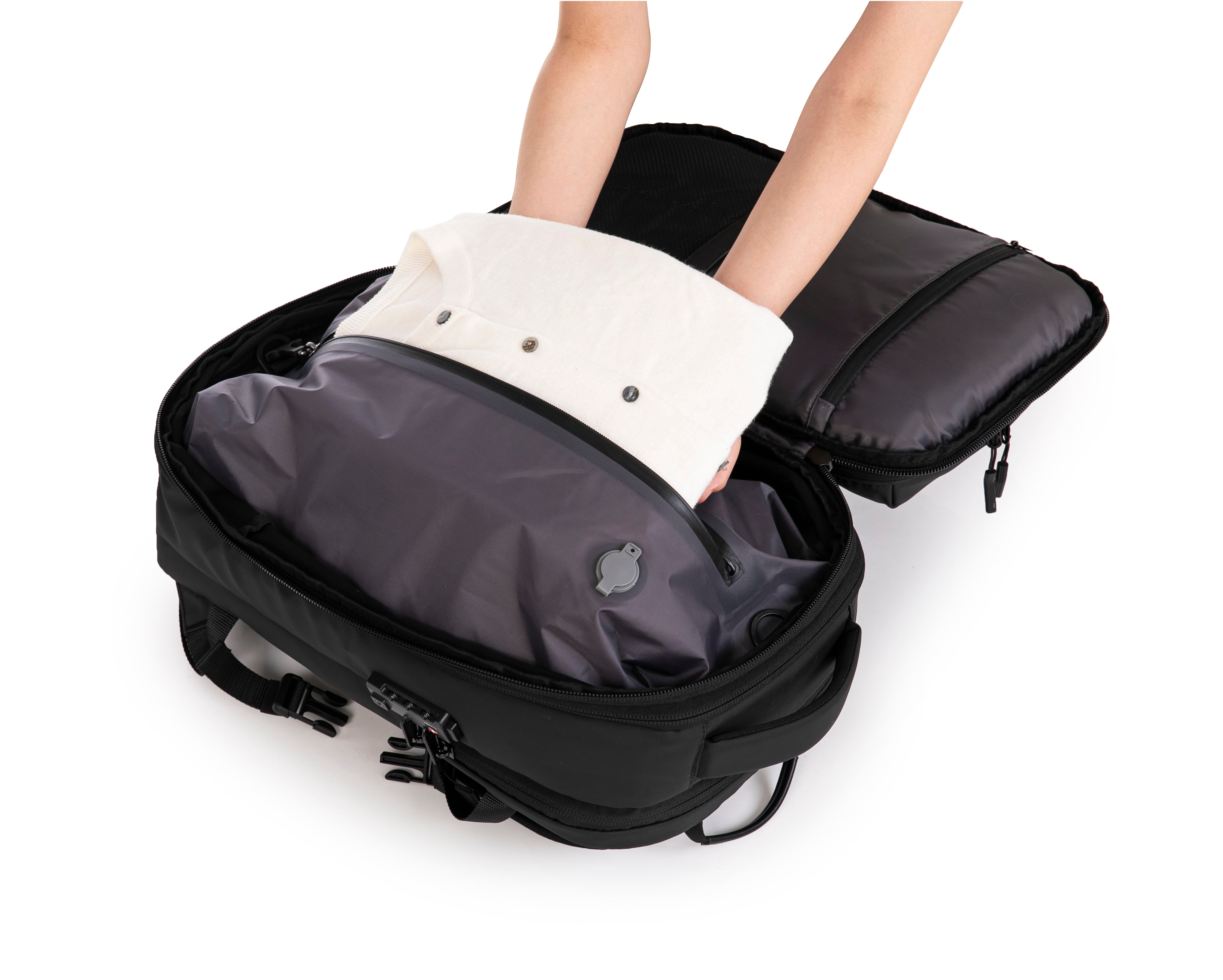 Vacuum compressible backpack – With or without pump