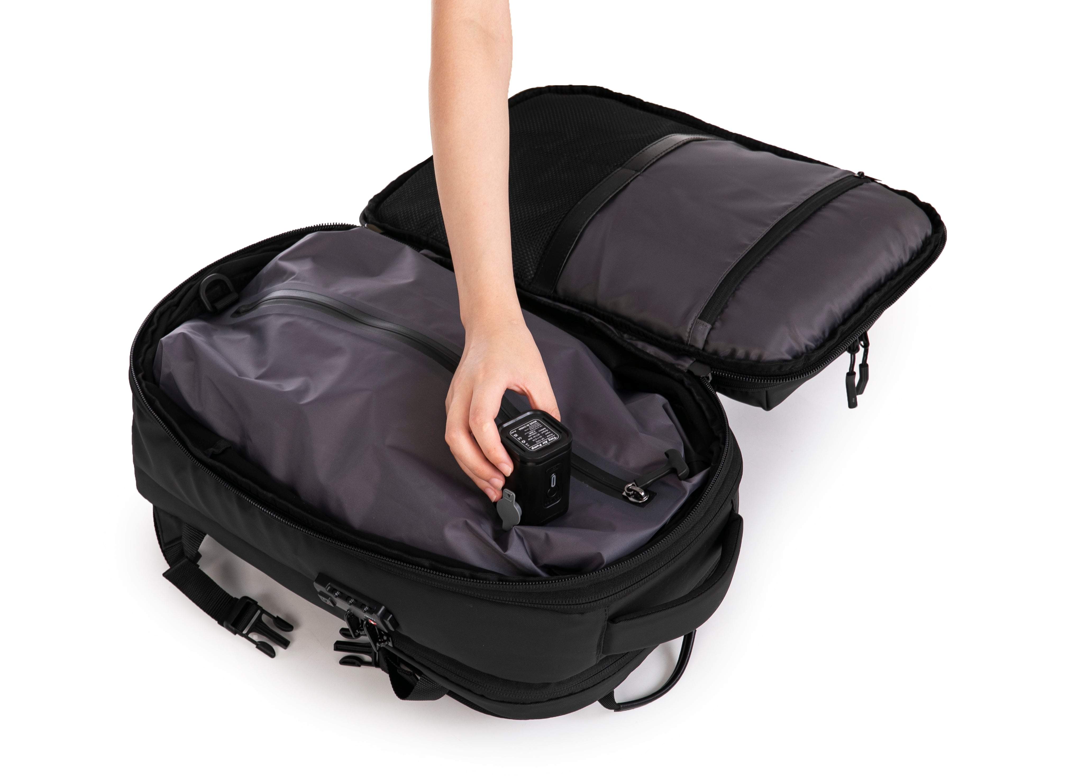 Vacuum compressible backpack – With or without pump