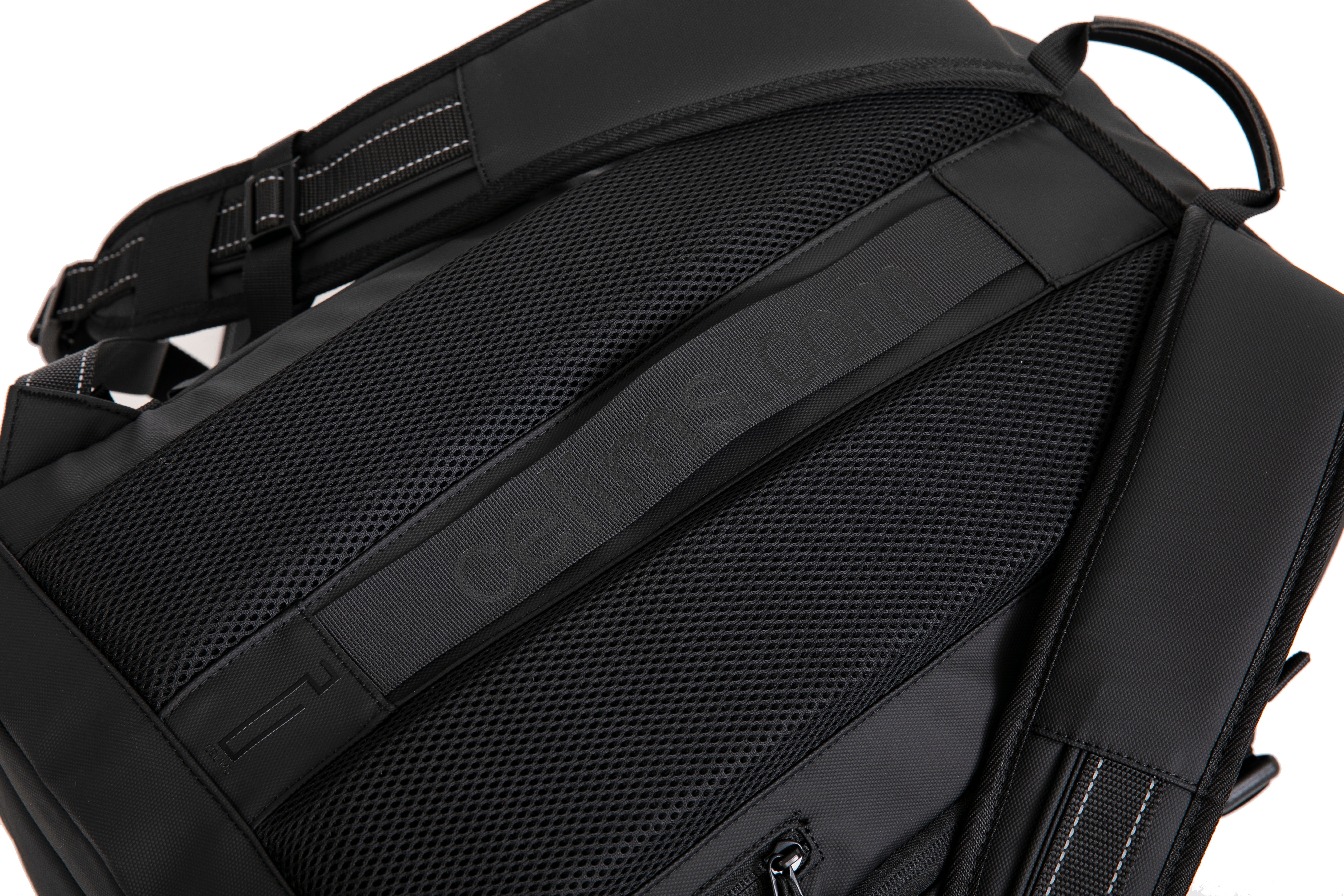 Vacuum compressible backpack – With or without pump